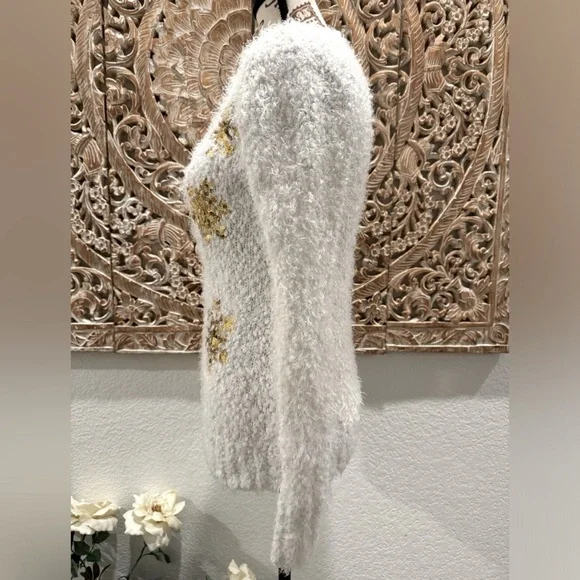 Holiday Time White w/ Gold Stars Long Sleeve Sweater- size M - Picture 4 of 8